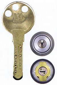 WEST916シリンダーの鍵とシリンダー